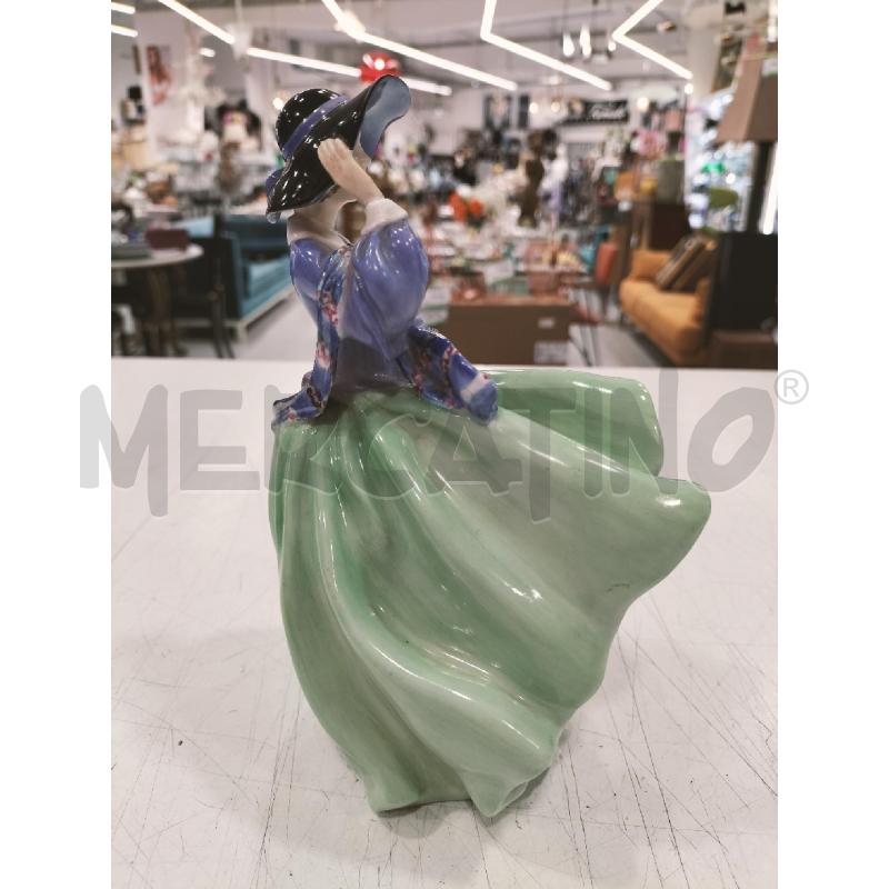 STATUINA  RAGAZZA SEDUTA CON CAPPELLO  VESTE VERDE | Mercatino dell'Usato Roma somalia 3