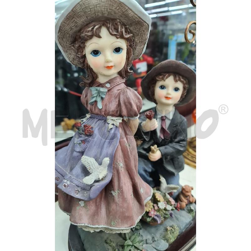 STATUINA  RESINA 2 RAGAZZI | Mercatino dell'Usato Roma tor tre teste 2