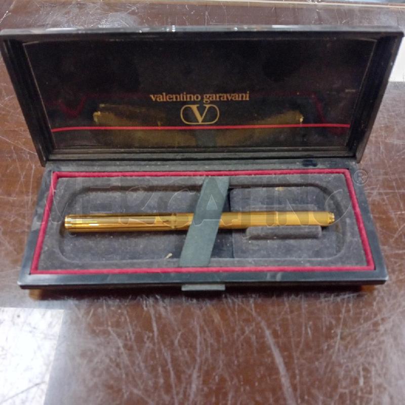 PENNA A SFERA VALENTINO GARAVANI CON SCATOLA ORIGINALE | Mercatino dell'Usato Civitavecchia 1