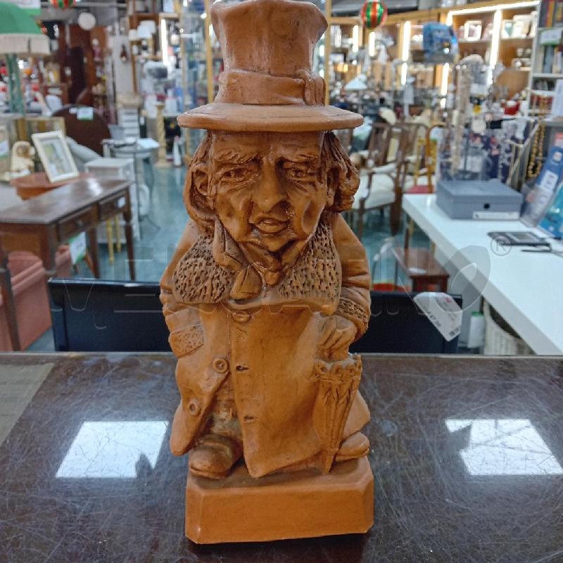SCULTURA CASTELLAMONTE VECCHIETTO CAPPOTTO FIRMATA 33X13 CM | Mercatino dell'Usato Civitavecchia 1