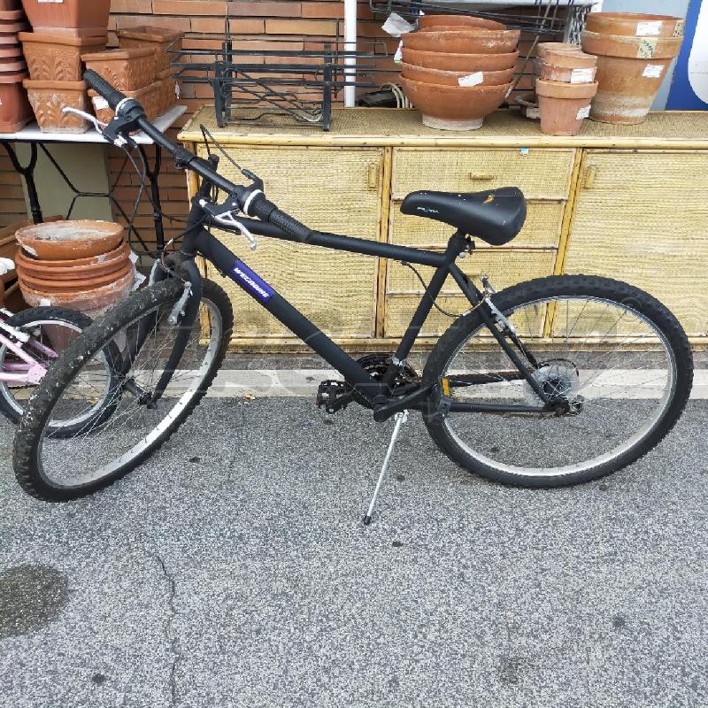 BICICLETTA NERA DECATHLON | Mercatino dell'Usato Roma rebibbia 1