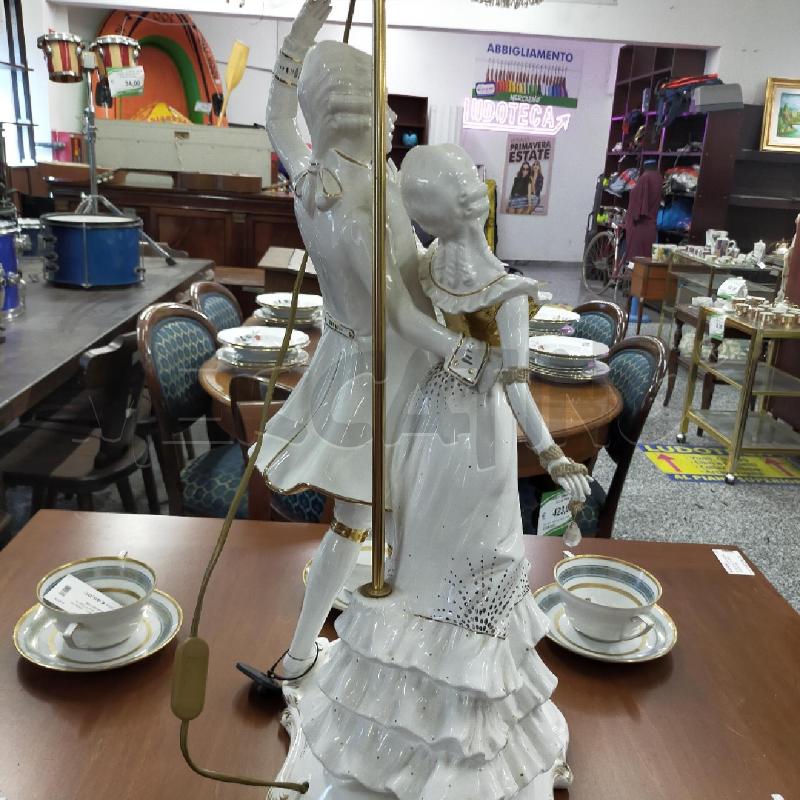 LAMPADA CERAMICA BIANCA DOR COPPIA PERSONE | Mercatino dell'Usato Roma rebibbia 3