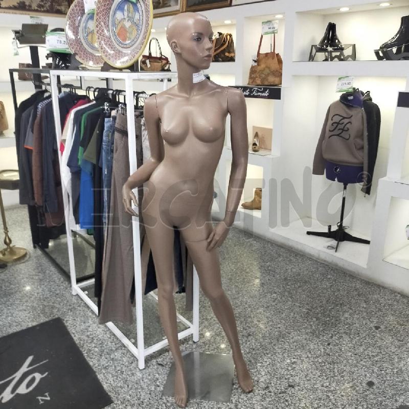 MANICHINO DONNA INTERO | Mercatino dell'Usato Roma rebibbia 1