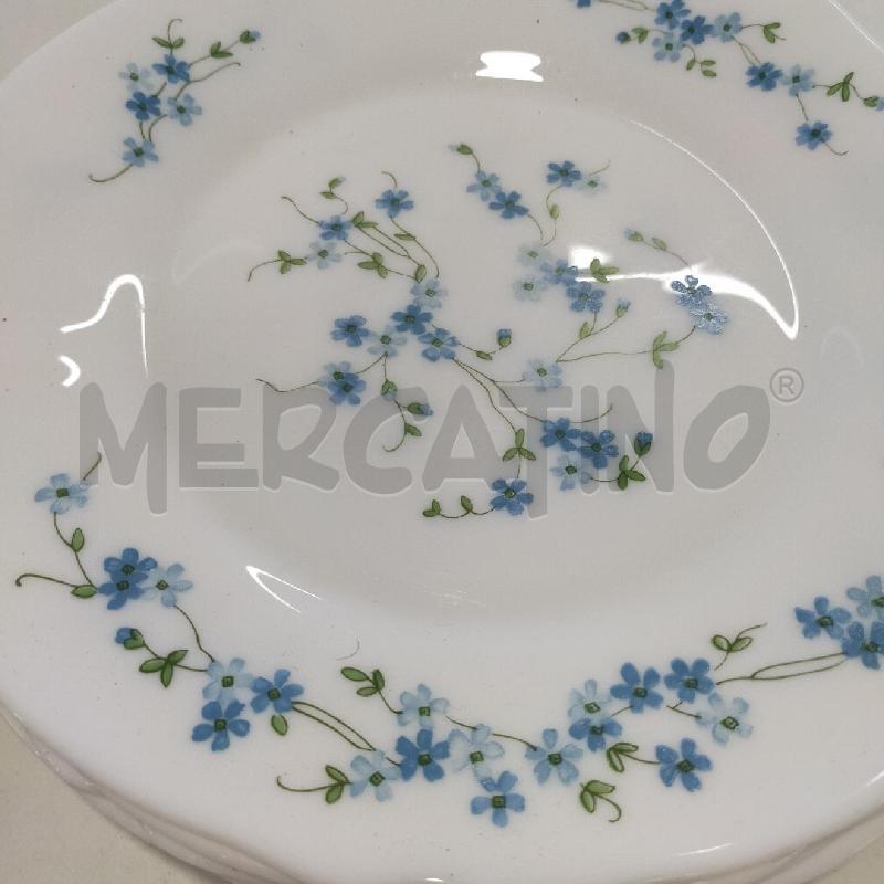 PIATTI VETRO BIANCO ARCOPAL FIORI BLU 12PZ+CIOTOLA | Mercatino dell'Usato Roma rebibbia 2