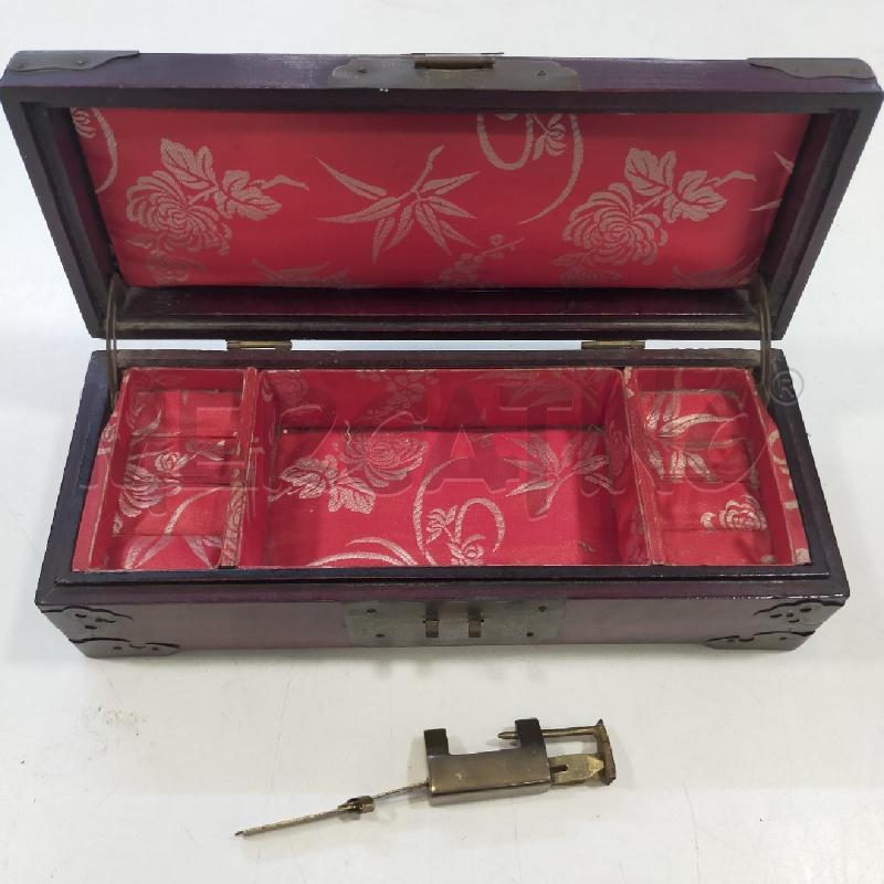 SCATOLA ORIENTALE LEGNO INSERTI PIETRA CHIARACON LUCCHETTO  | Mercatino dell'Usato Roma rebibbia 2