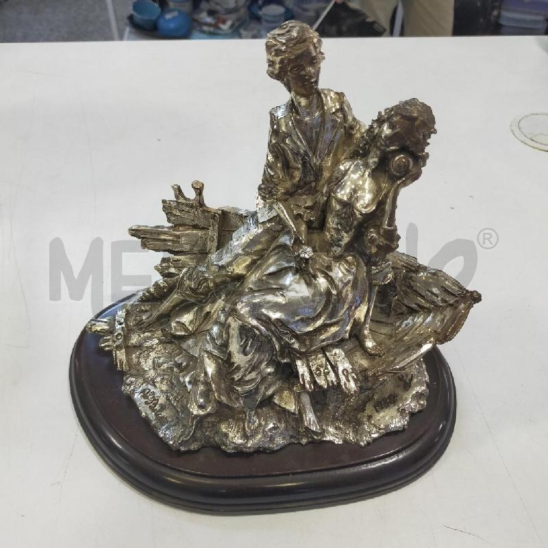 SCULTURA CROMO COPPIA SEDUTA SU BARCA | Mercatino dell'Usato Roma rebibbia 1