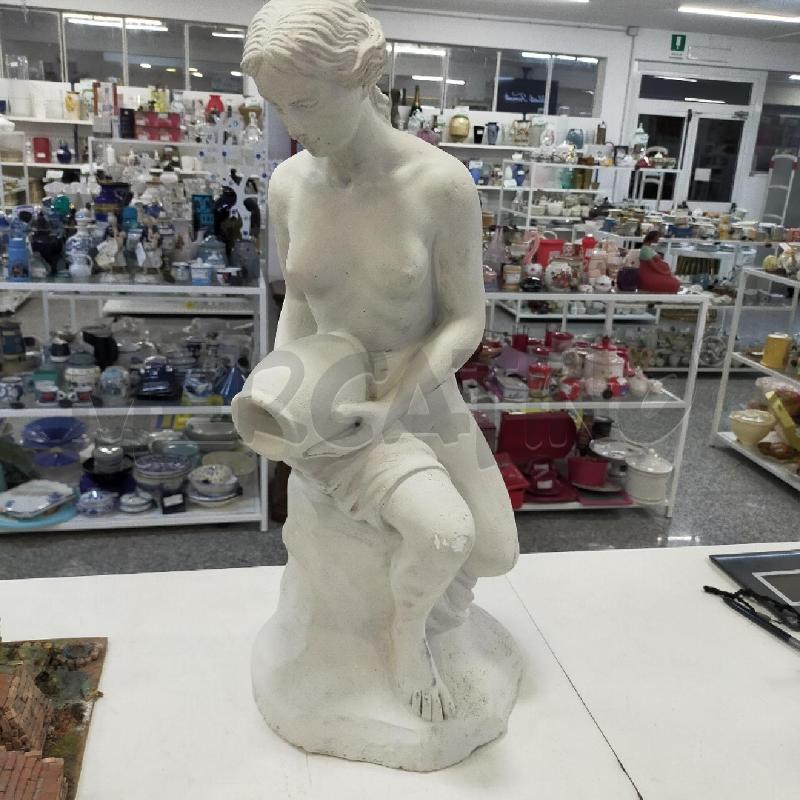 SCULTURA GESSO DONNA CON ANFORA | Mercatino dell'Usato Roma rebibbia 1