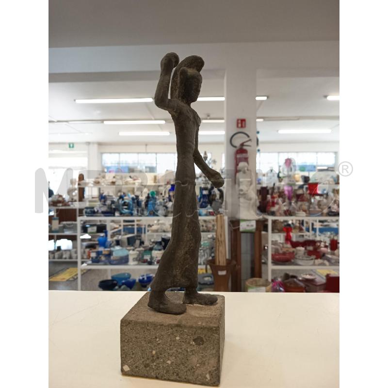 SCULTURA GHISA BASE PIETRA | Mercatino dell'Usato Roma rebibbia 3