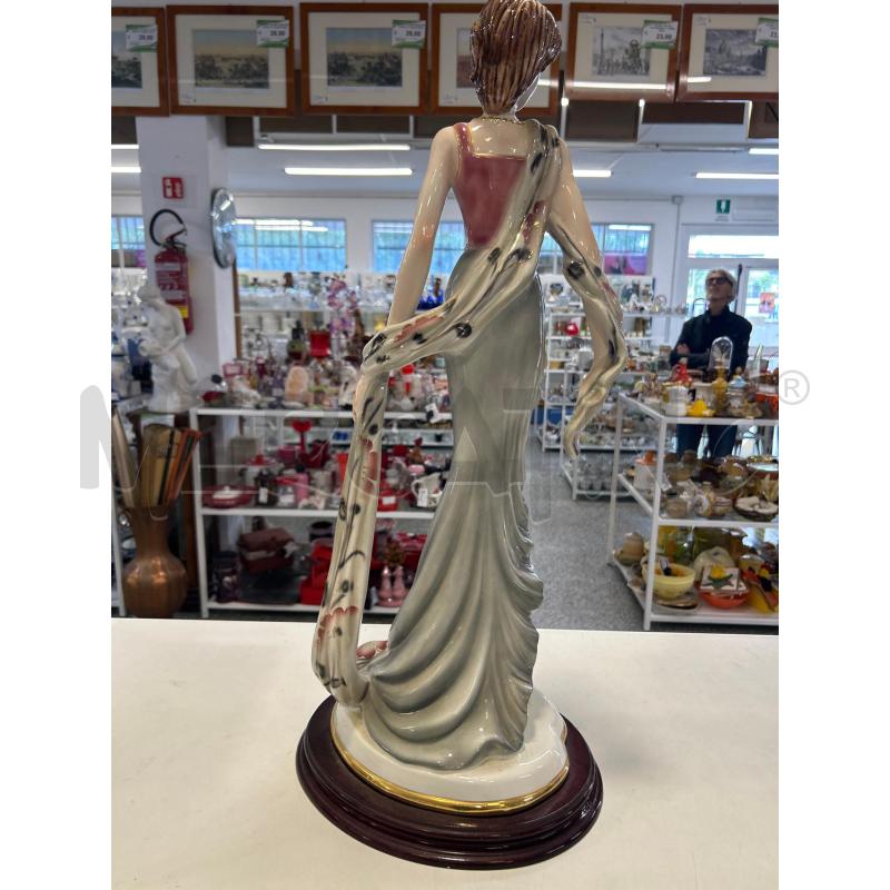 SCULTURA GRANDE CERAM DONNA VESTITO ROSA GRIGIO  | Mercatino dell'Usato Roma rebibbia 2