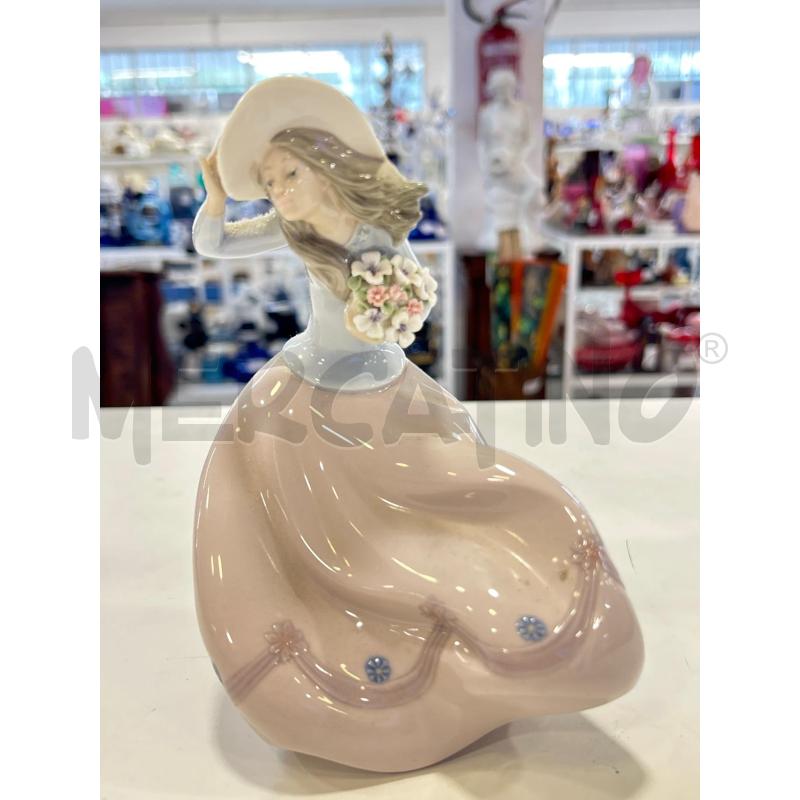 SCULTURA LLADRO DONNA CON FIORI  | Mercatino dell'Usato Roma rebibbia 1