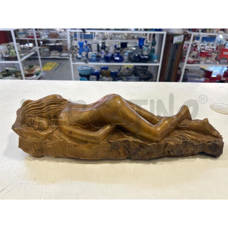 SCULTURA MARRONE RESINA DONNA SDRAIATA  | Mercatino dell'Usato Roma rebibbia 1