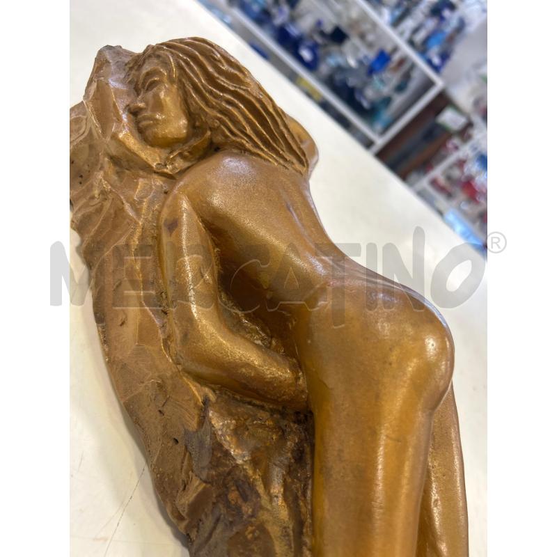 SCULTURA MARRONE RESINA DONNA SDRAIATA  | Mercatino dell'Usato Roma rebibbia 2