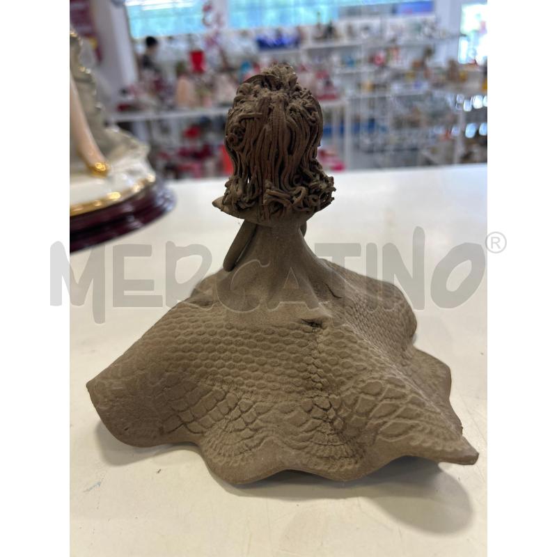 SCULTURA PICCOLA CERAM SARDA GRIGIA DONNA CON VESTITO | Mercatino dell'Usato Roma rebibbia 2