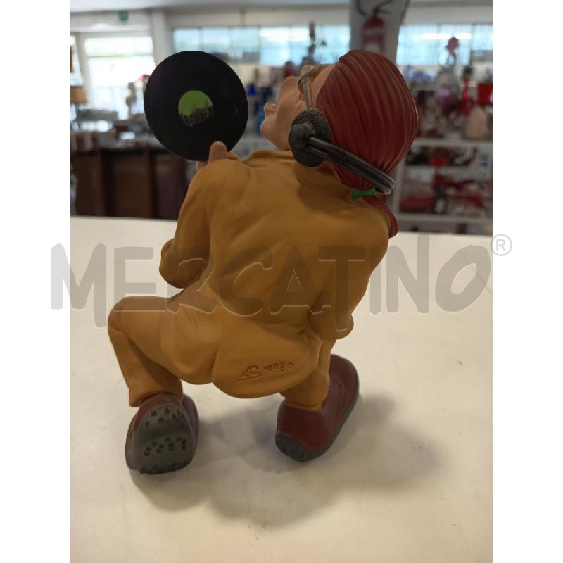 SCULTURA UOMO CON VINILE | Mercatino dell'Usato Roma rebibbia 3