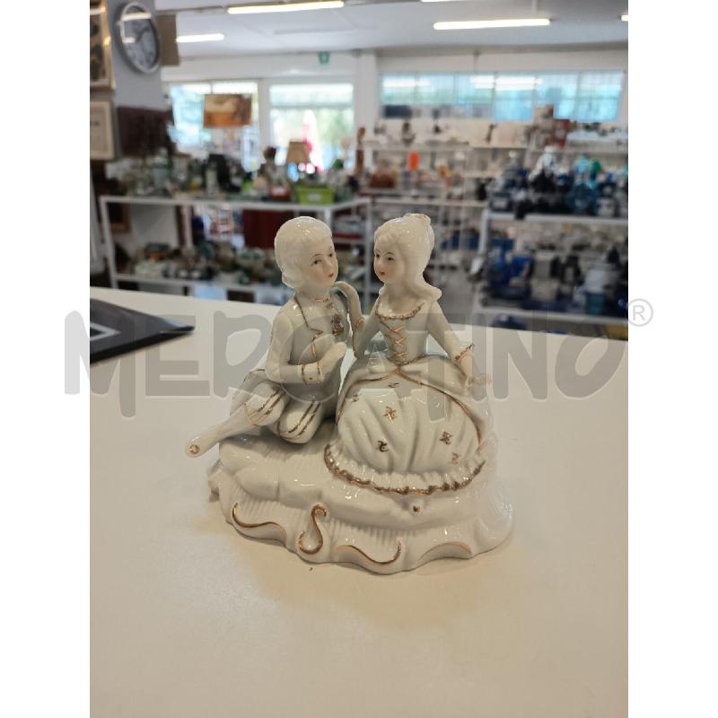 STATUINA CERAM COPPIA SEDUTI BIANCA DETT DOR  | Mercatino dell'Usato Roma rebibbia 1