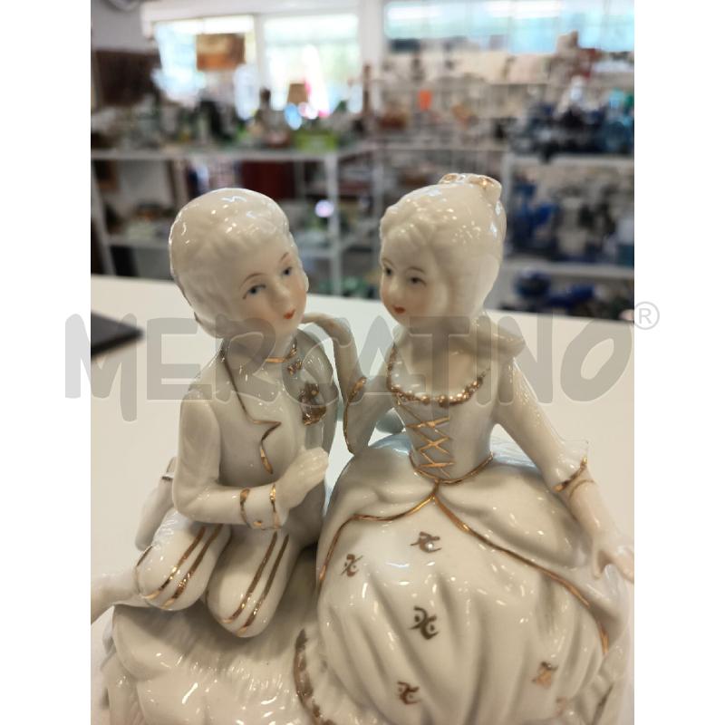 STATUINA CERAM COPPIA SEDUTI BIANCA DETT DOR  | Mercatino dell'Usato Roma rebibbia 2