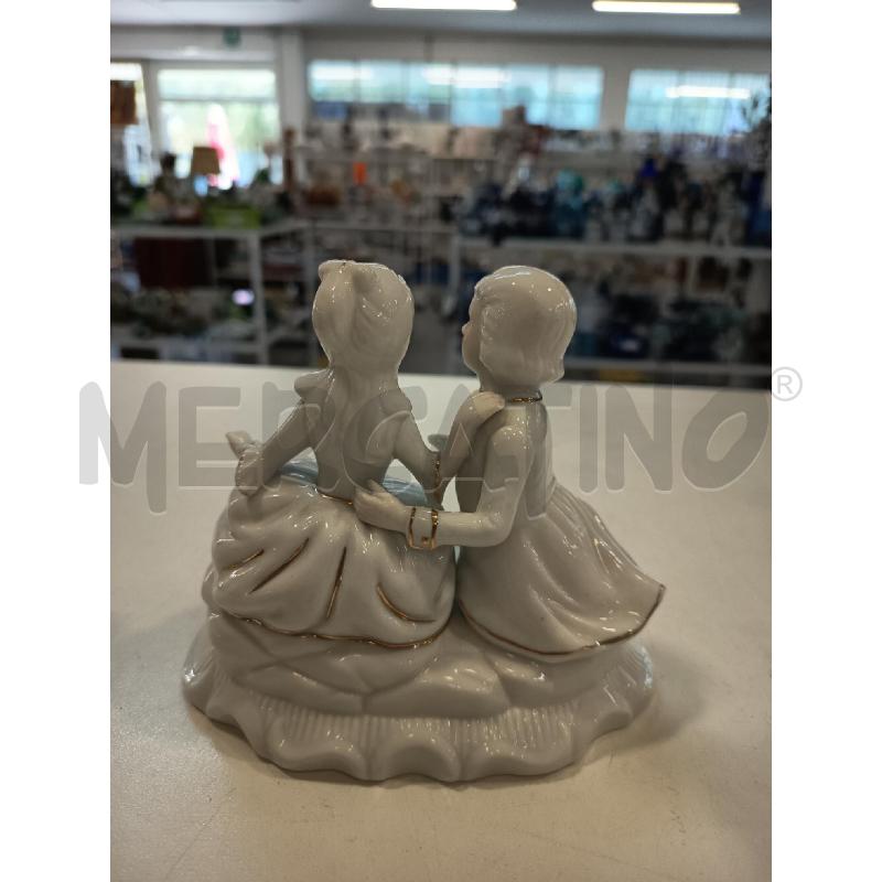 STATUINA CERAM COPPIA SEDUTI BIANCA DETT DOR  | Mercatino dell'Usato Roma rebibbia 3