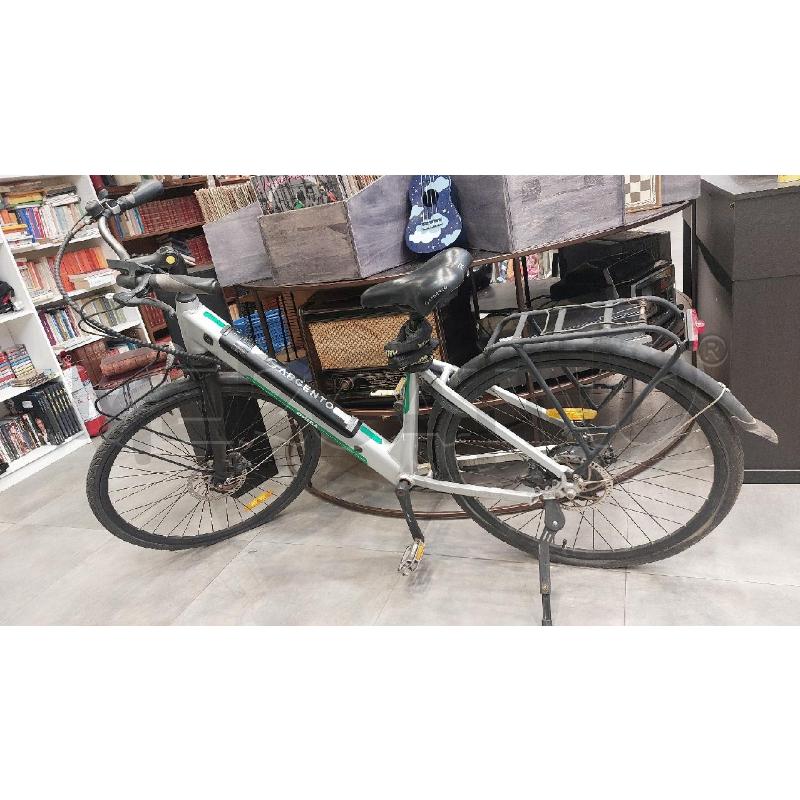 BICICLETTA ELETTRICA PEDALATA ASSISTITA OMEGA ARGENTO 250W 28 POLLICI  | Mercatino dell'Usato Roma re di roma 1