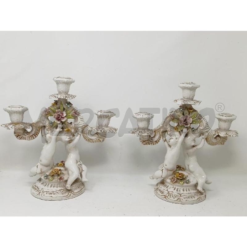 COPPIA CANDELABRI 3 LUCI PORCELLANA BASSANO 2 PUTTI FIORI BASE TONDA DIFETTI  | Mercatino dell'Usato Roma re di roma 1