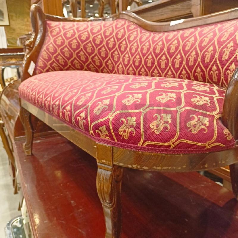 DIVANETTO DORMEUSE STRUTT LEGNO CIGNI STOFFA ROSSA DEC STEMMA GIGLI | Mercatino dell'Usato Roma re di roma 2