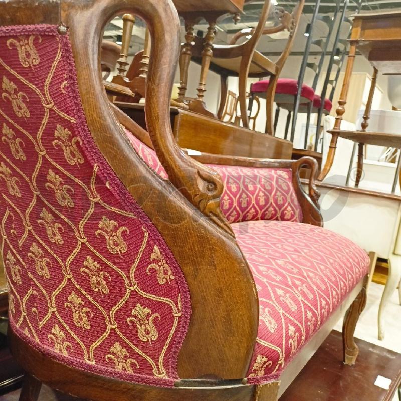 DIVANETTO DORMEUSE STRUTT LEGNO CIGNI STOFFA ROSSA DEC STEMMA GIGLI | Mercatino dell'Usato Roma re di roma 3