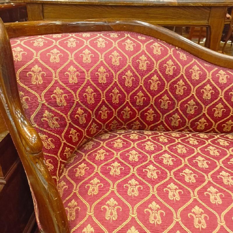DIVANETTO DORMEUSE STRUTT LEGNO CIGNI STOFFA ROSSA DEC STEMMA GIGLI | Mercatino dell'Usato Roma re di roma 4