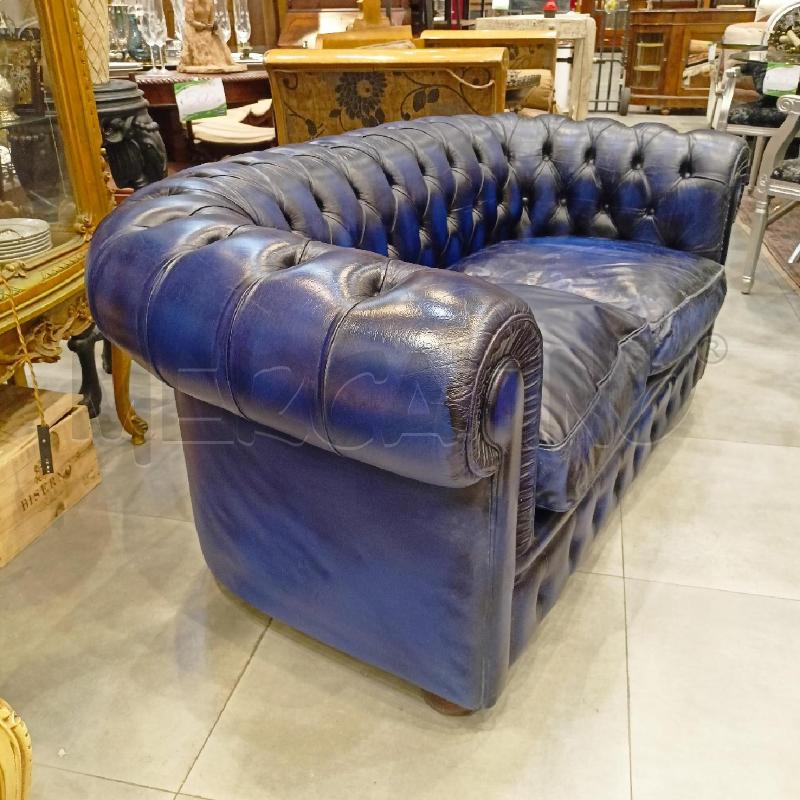 DIVANO BLU SCURO CHESTER  | Mercatino dell'Usato Roma re di roma 2
