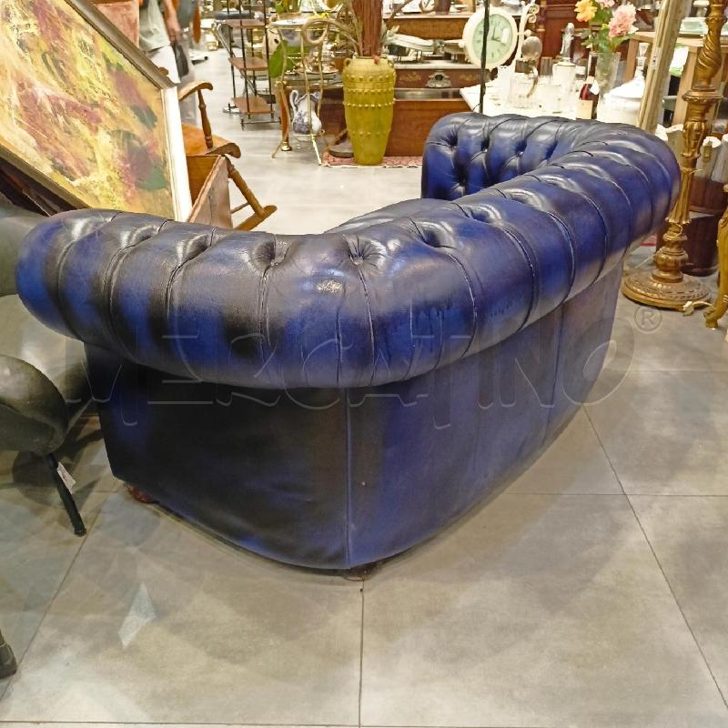 DIVANO BLU SCURO CHESTER  | Mercatino dell'Usato Roma re di roma 3