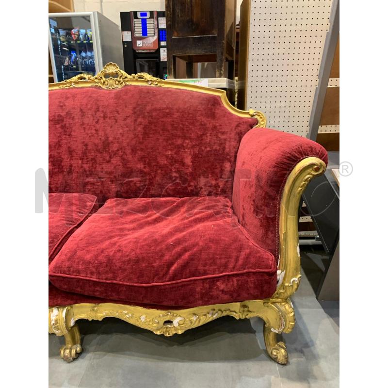 DIVANO STOFFA ROSSA BORDI ORO | Mercatino dell'Usato Roma re di roma 2