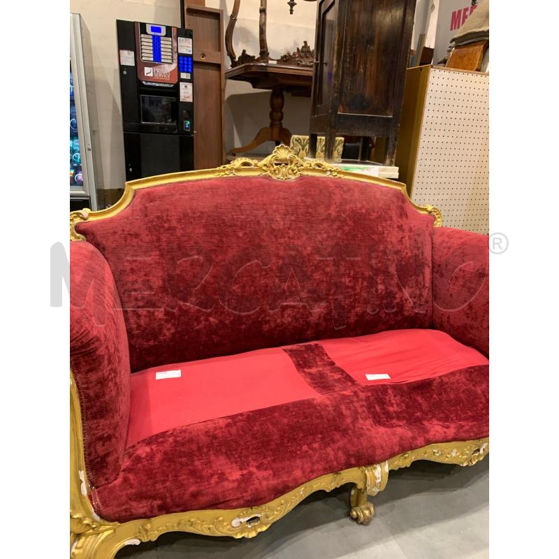 DIVANO STOFFA ROSSA BORDI ORO | Mercatino dell'Usato Roma re di roma 3