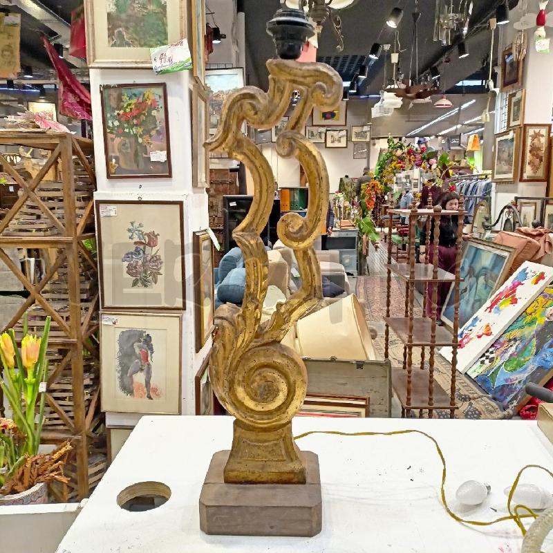 LAMPADA BASE LEGNO DORATO INTAGLIAT RICCIOLI | Mercatino dell'Usato Roma re di roma 1