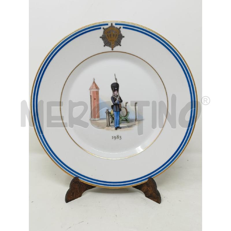 PIATTO ROYAL COPENHAGEN ROYAL GUARD UNIFORM BORDO BLU DORATO  | Mercatino dell'Usato Roma re di roma 1