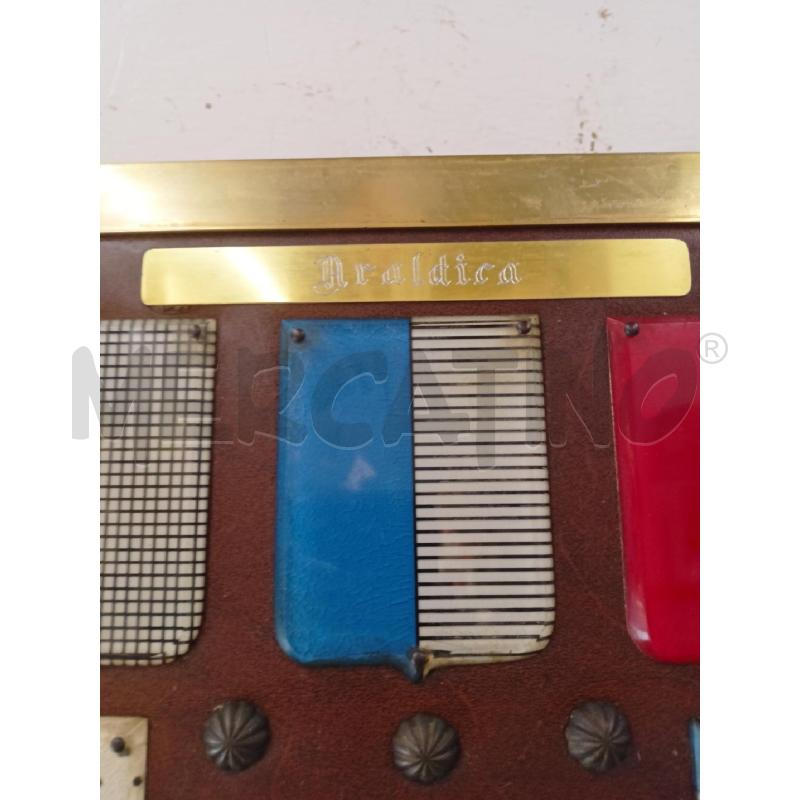 QUADRO ILLUSTRAZIONE ARALDICA DIVERSI STEMMI RILIEVO BASE PELLE CORNICE METALLO DORATA  | Mercatino dell'Usato Roma re di roma 2