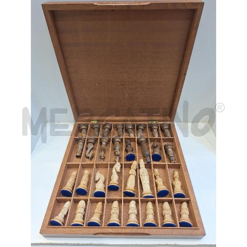 SCACCHIERA IN LEGNO CON PEZZI INTAGLIATI STILE GEOMETRICO 37 X 37 CM | Mercatino dell'Usato Roma re di roma 1