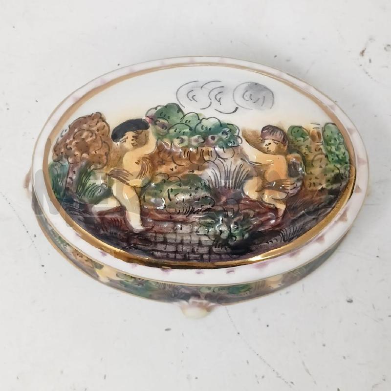 SCATOLINA PORC CAPODIMONTE PUTTI RILIEVO 4 PIEDINI | Mercatino dell'Usato Roma re di roma 2