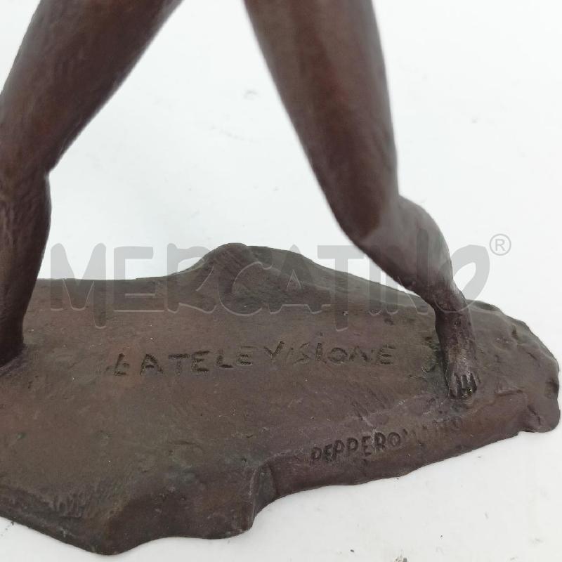 SCULTURA BRONZO  DONNA TELEVISIONE CAPPELLI VENTO | Mercatino dell'Usato Roma re di roma 4