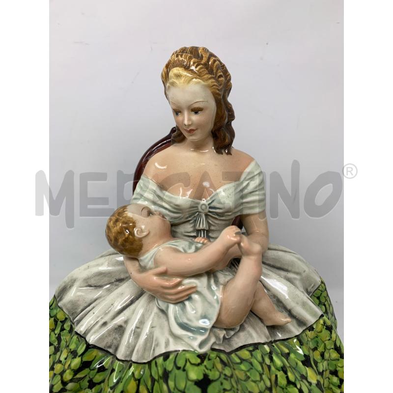STATUA CERAMICA DONNA SEDUTA CON BAMBINO GONNA AMPIA VERDE | Mercatino dell'Usato Roma re di roma 2