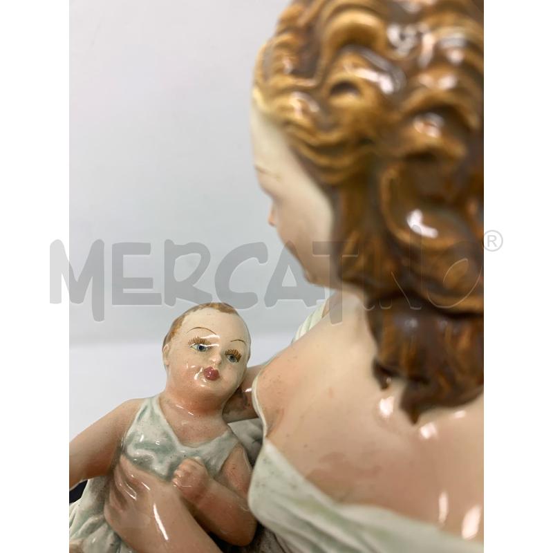 STATUA CERAMICA DONNA SEDUTA CON BAMBINO GONNA AMPIA VERDE | Mercatino dell'Usato Roma re di roma 3