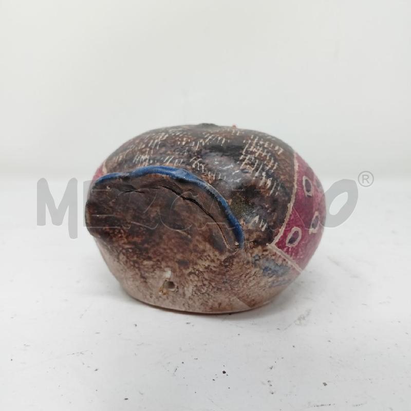 STATUETTA GALLO CERAMICA RUSTICO BECCO GIALLO MOTIVO CIRCOLARE SU FIANCO CON DETTAGLI BLU BIANCHI | Mercatino dell'Usato Roma re di roma 3