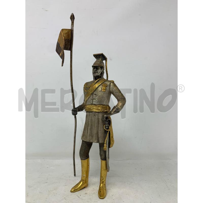 STATUETTA METALLO MILITARE UFFICIALE CON BANDIERE DORATA  | Mercatino dell'Usato Roma re di roma 1