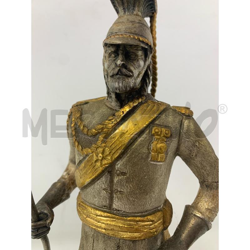 STATUETTA METALLO MILITARE UFFICIALE CON BANDIERE DORATA  | Mercatino dell'Usato Roma re di roma 2
