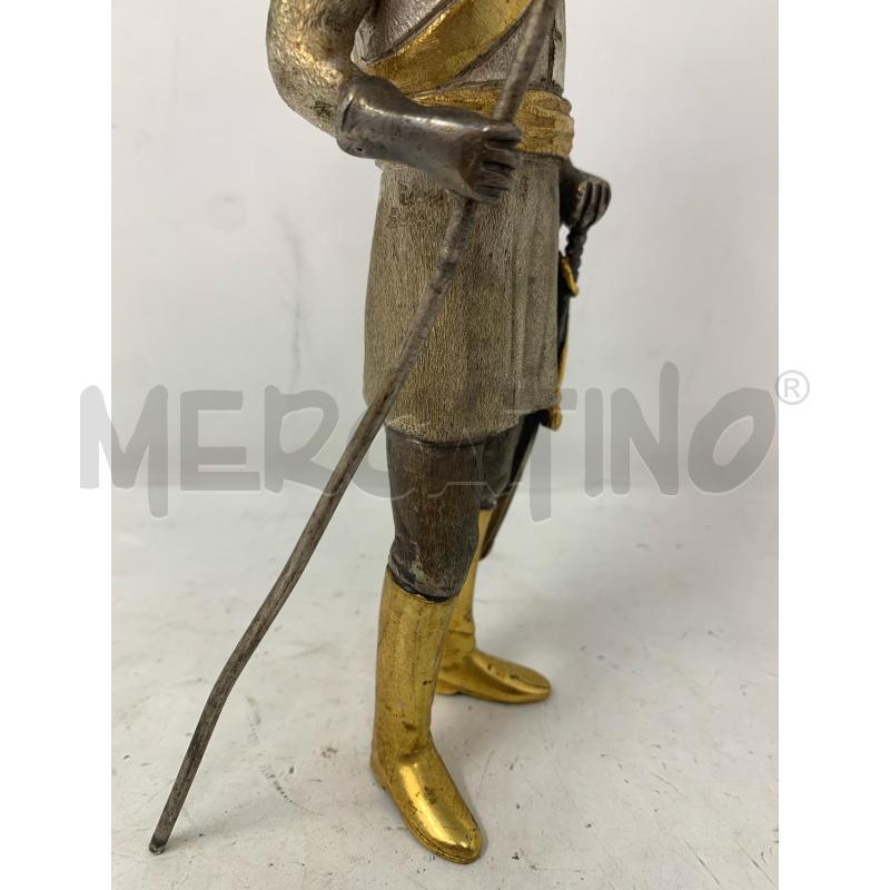 STATUETTA METALLO MILITARE UFFICIALE CON BANDIERE DORATA  | Mercatino dell'Usato Roma re di roma 3