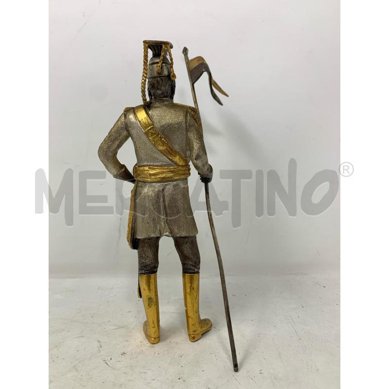 STATUETTA METALLO MILITARE UFFICIALE CON BANDIERE DORATA  | Mercatino dell'Usato Roma re di roma 4