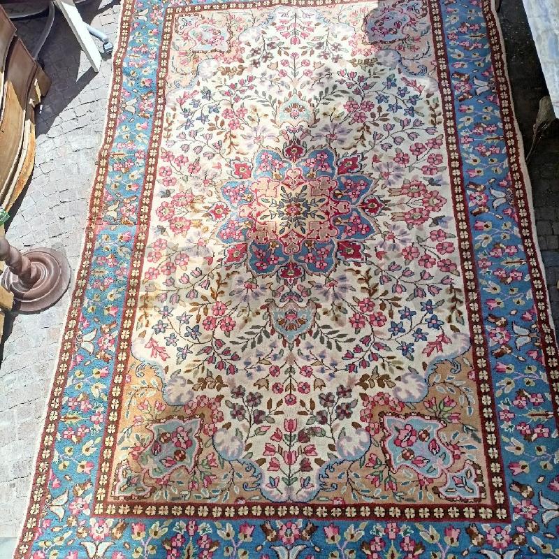TAPPETO PERSIANO 193X3 FIORI ROSONE CENTRALE TONI CHIARI AZZURRI | Mercatino dell'Usato Roma re di roma 2