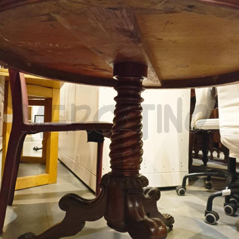 TAVOLO TONDO MOGANO 3 PIEDI ROTELLE | Mercatino dell'Usato Roma re di roma 4