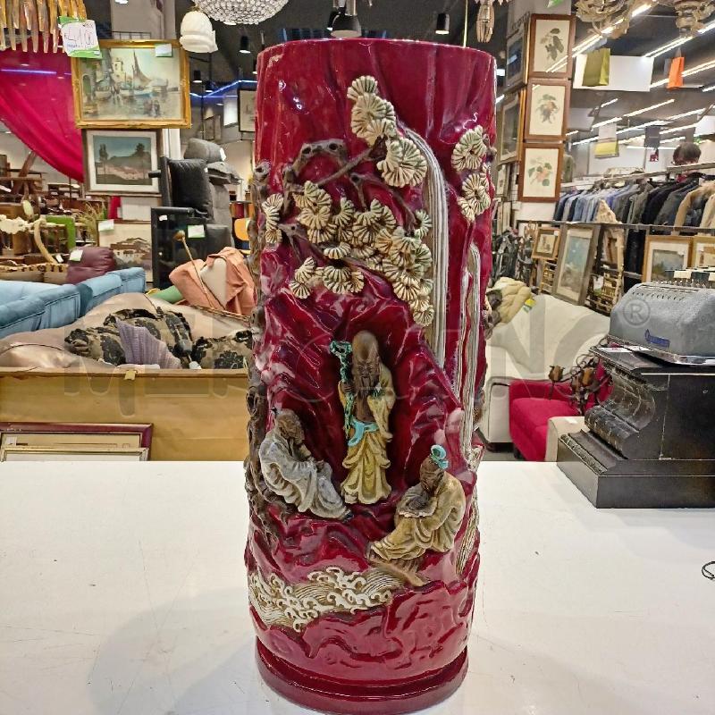 VASO GRANDE PORCELLANA SMALTATO ROSSO CON FIGURE IN RILIEVO  | Mercatino dell'Usato Roma re di roma 1