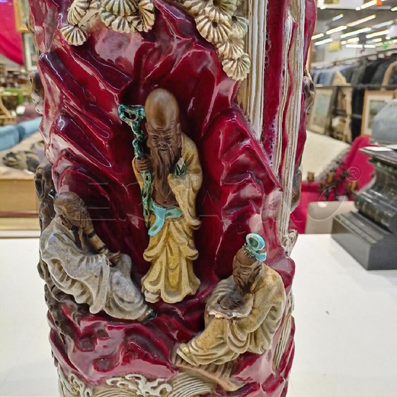 VASO GRANDE PORCELLANA SMALTATO ROSSO CON FIGURE IN RILIEVO  | Mercatino dell'Usato Roma re di roma 2
