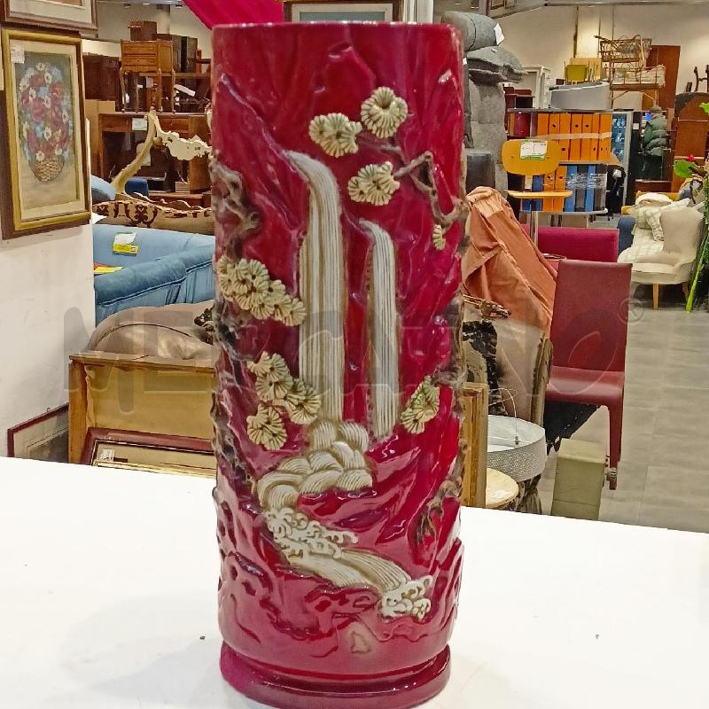 VASO GRANDE PORCELLANA SMALTATO ROSSO CON FIGURE IN RILIEVO  | Mercatino dell'Usato Roma re di roma 3