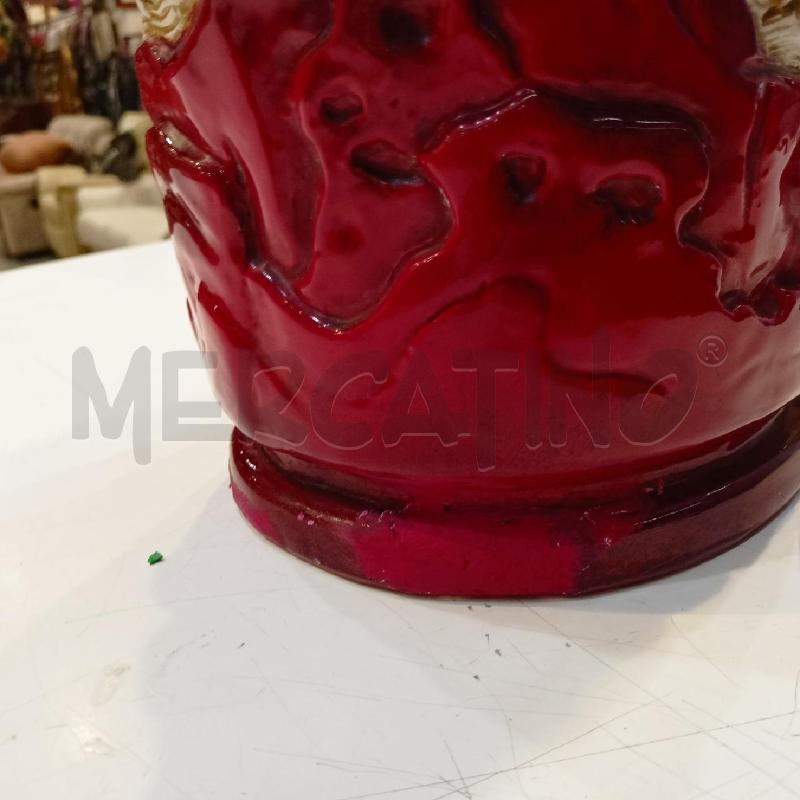 VASO GRANDE PORCELLANA SMALTATO ROSSO CON FIGURE IN RILIEVO  | Mercatino dell'Usato Roma re di roma 4