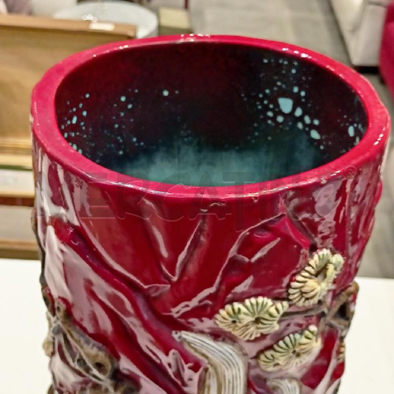 VASO GRANDE PORCELLANA SMALTATO ROSSO CON FIGURE IN RILIEVO  | Mercatino dell'Usato Roma re di roma 5